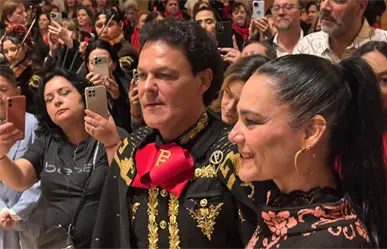 Pedrito Fernández le canta Las Mañanitas a la Virgen de Guadalupe en San Pedro