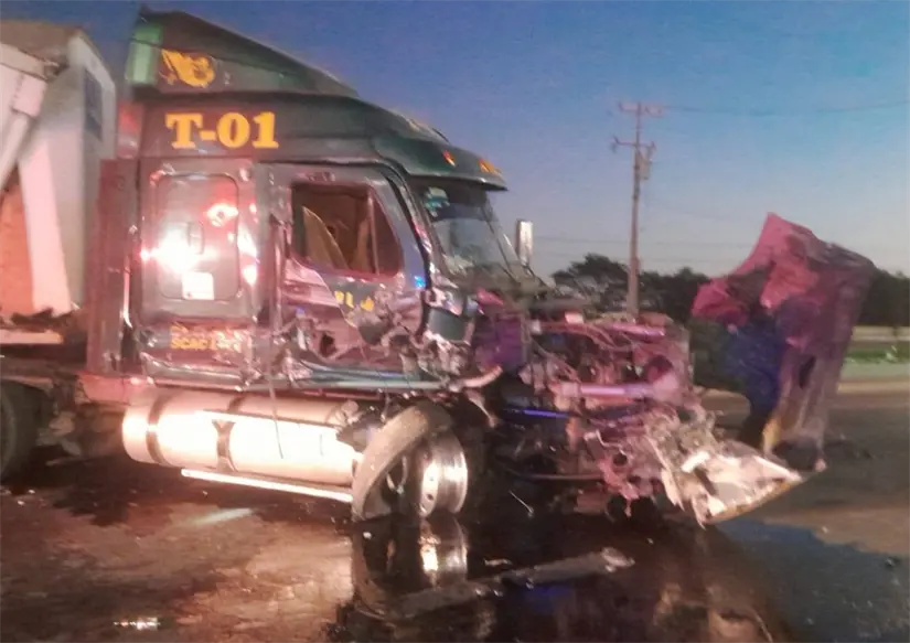 Las autoridades trabajan para retirar los daños que dejó el choque en el boulevard Miguel de la Madrid. Foto: Protección Civil de Nuevo León.