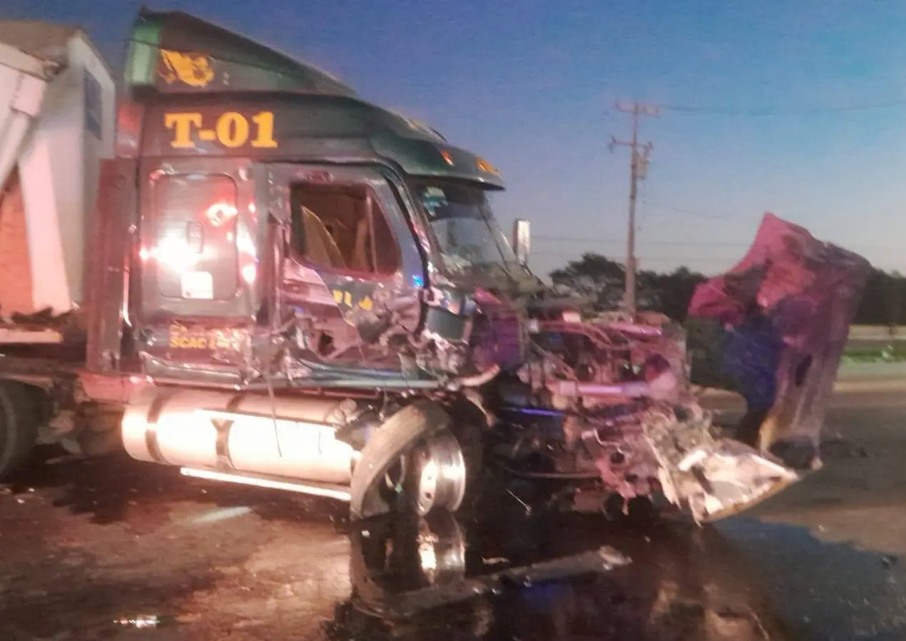 Aunque no hubo personas lesionadas, el percance complicó la movilidad en uno de los tramos con mayor flujo hacia la Autopista a Cadereyta. Foto: Protección Civil de Nuevo León.