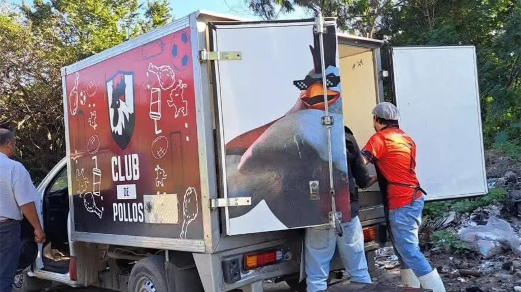 Exhiben a Club de Pollos por desechar menudencias en la vía pública en Tamaulipas