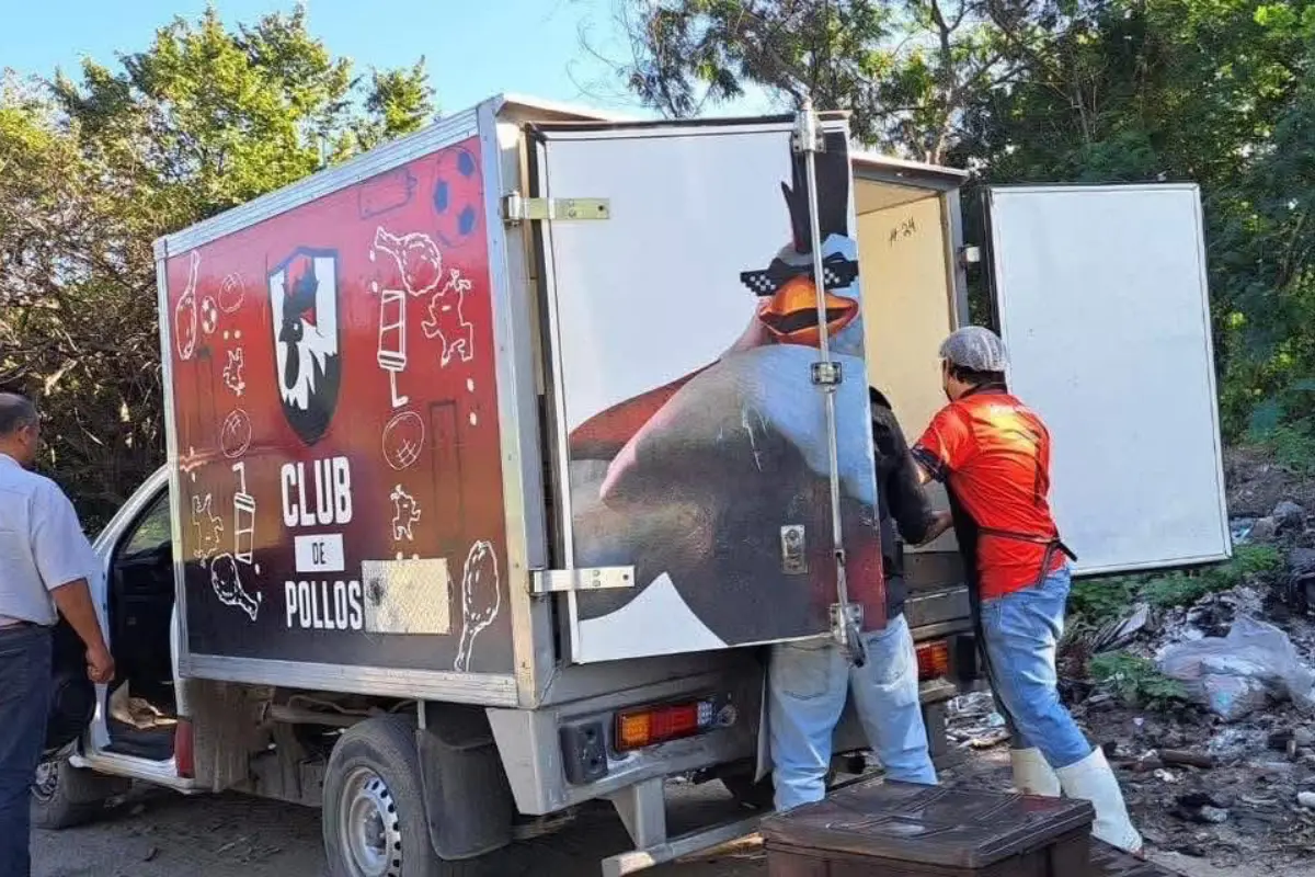 Presuntos trabajadores de la empresa Club de Pollos tiraron desechos en una zona muy poblada de Altamira. Foto: Axel Hassel