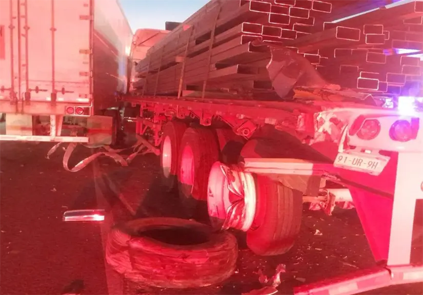 Los daños en el boulevard Miguel de la Madrid en Guadalupe provocaron el caos vial a tempranas horas del viernes. Foto: Protección Civil de Nuevo León.