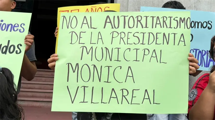 imagen recuadro Alumnos, padres de familia y maestros de la preparatoria están inconformes con el desalojo de la institución| Foto: Axel Hassel