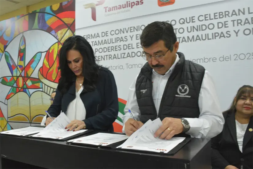 Firma de convenio entre la UAT y el SUTSPET. Foto: SUTSPET
