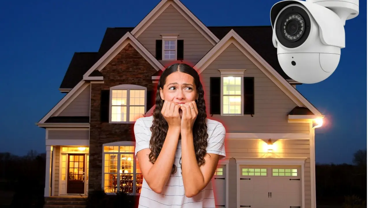 Mujer asustada y de fondo una casa con una cámara al exterior Foto: Canva