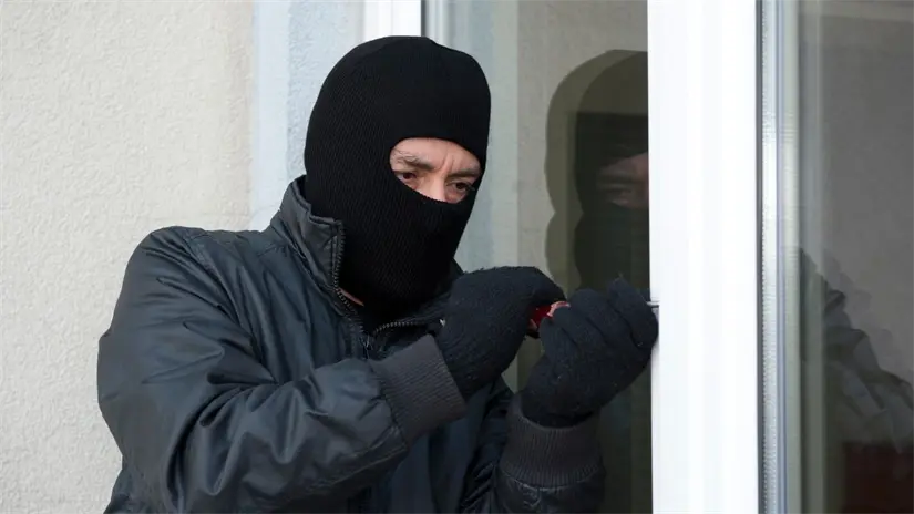 imagen recuadro Imagen alusiva a un hombre intentando abrir una ventana Foto: Canva