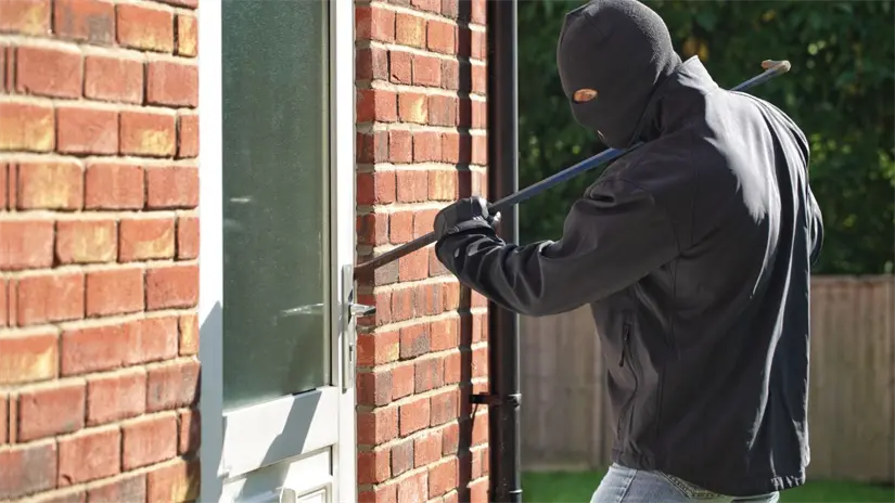 imagen recuadro Imagen alusiva a un ladrón intentando abrir una puerta Foto: Canva