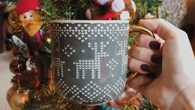 Taza personalizada de Navidad Foto: Canva