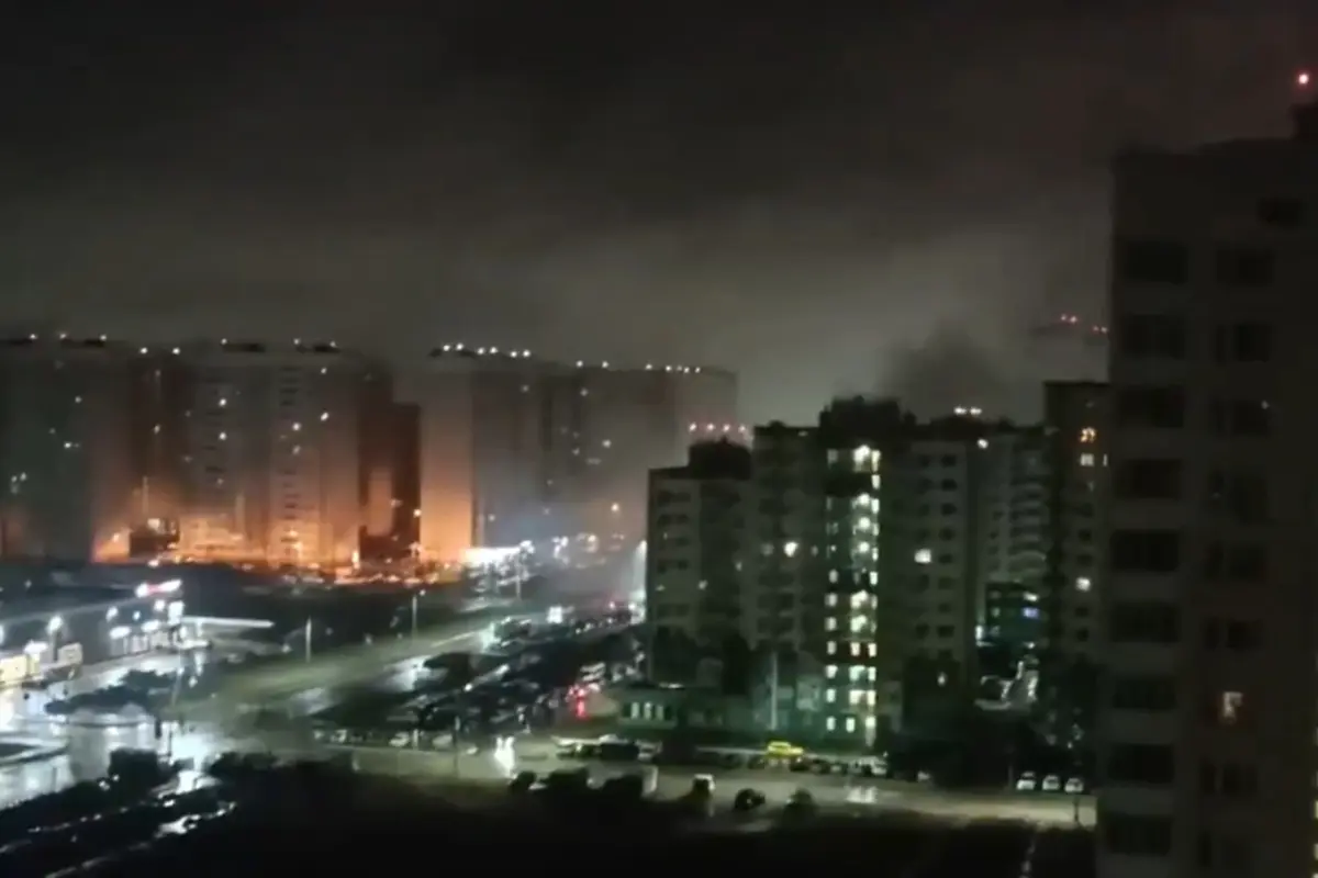 Los edificios aledaños resultaron afectados tras el impacto del dron Foto: X(Twitter) @theinformant_x