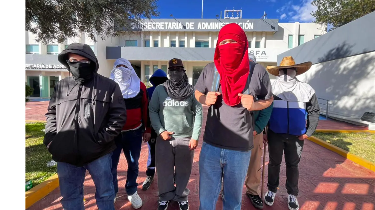De nueva cuenta, los estudiantes de la Normal J. Guadalupe Aguilera se manifiestan en la capital. | Foto: Alejandro Ávila.
