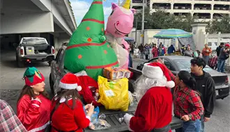 Fiscalía de Nuevo León ilumina la Navidad: Lleva comida, juguetes y esperanza a familias en el Hospital Universitario