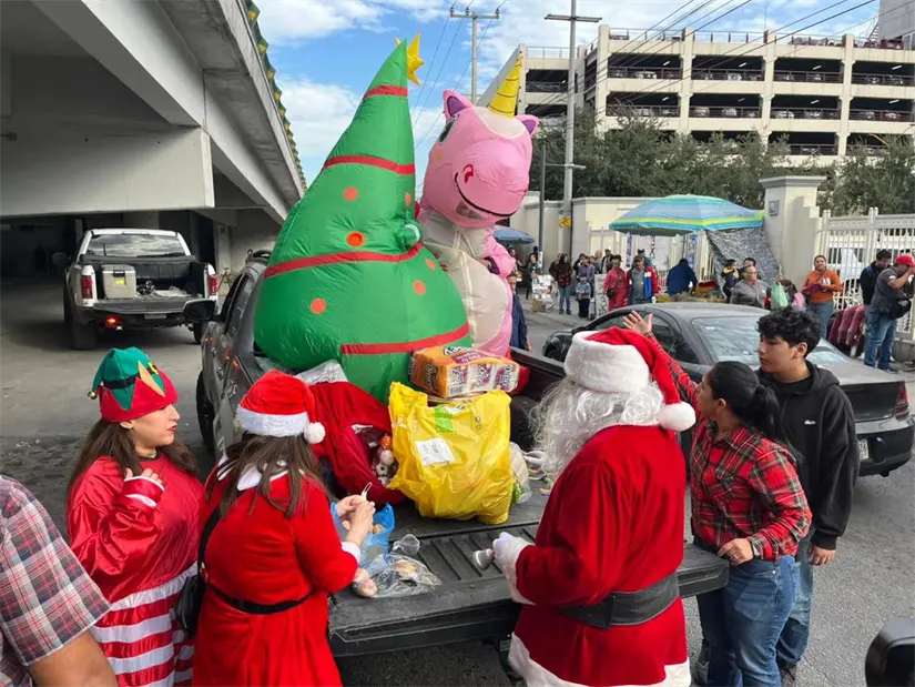imagen recuadro Elementos de la Fiscalía de Nuevo León a las afueras del Hospital Universitario para entregar la ayuda. Foto: Yarince Torres.
