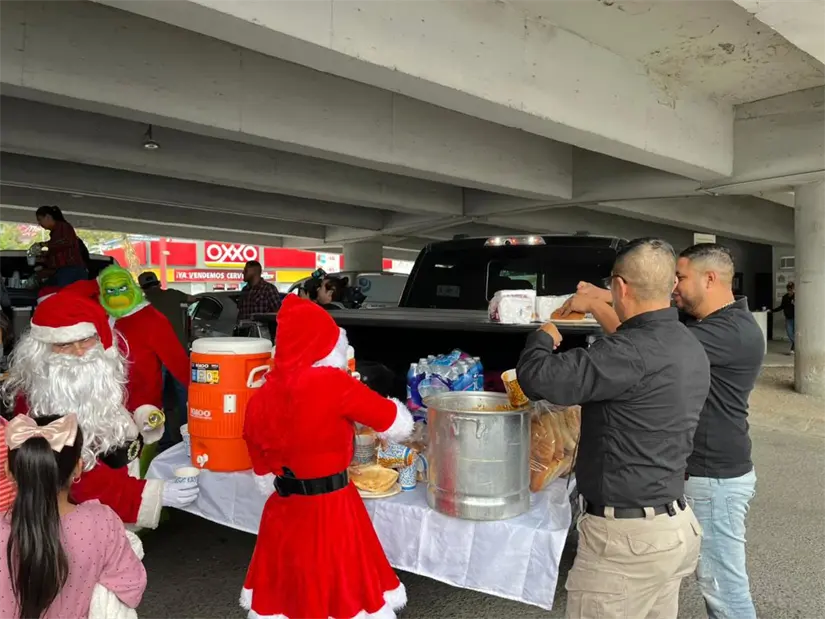 imagen recuadro Los elementos de la Fiscalía de Nuevo León entregando champurrado y tamales. Foto: Yarince Torres.