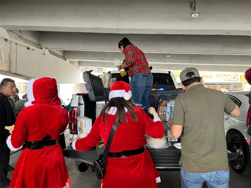 imagen recuadro Los elementos de la Fiscalía de Nuevo León regalan comida en su llegada al Hospital Universitario. Foto: Yarince Torres.