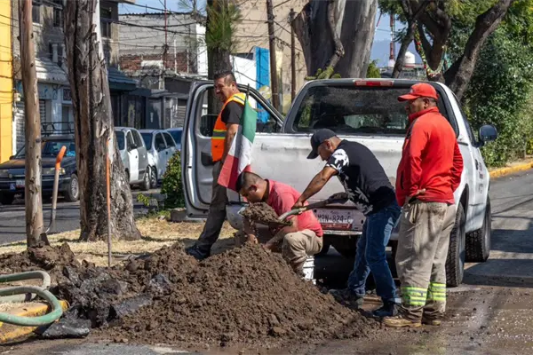 Vecinos de Tlalnepantla hartos: exigen renuncia de directivos por casi mil fugas sin reparar Vecinos de Tlalnepantla hartos: exigen renuncia de directivos por casi mil fugas sin reparar