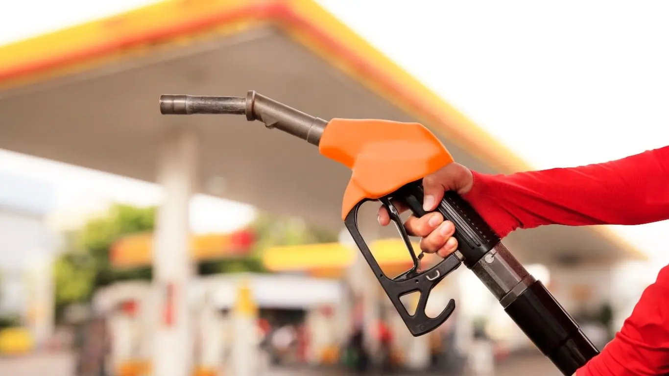 Este es el precio de la gasolina al día de hoy 12 de diciembre 2025. Foto: Ilustración / CANVA