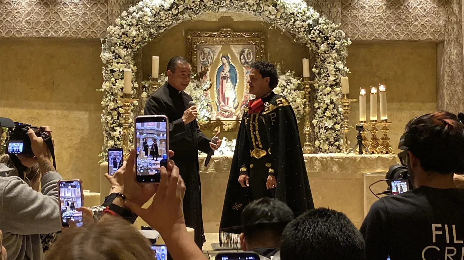 Pedro Fernández cantó frente a la imagen de la Virgen de Guadalupe que se encuentra en el altar de la Parroquia de Nuestra Señora de los Ángeles. Foto. Arturo González.