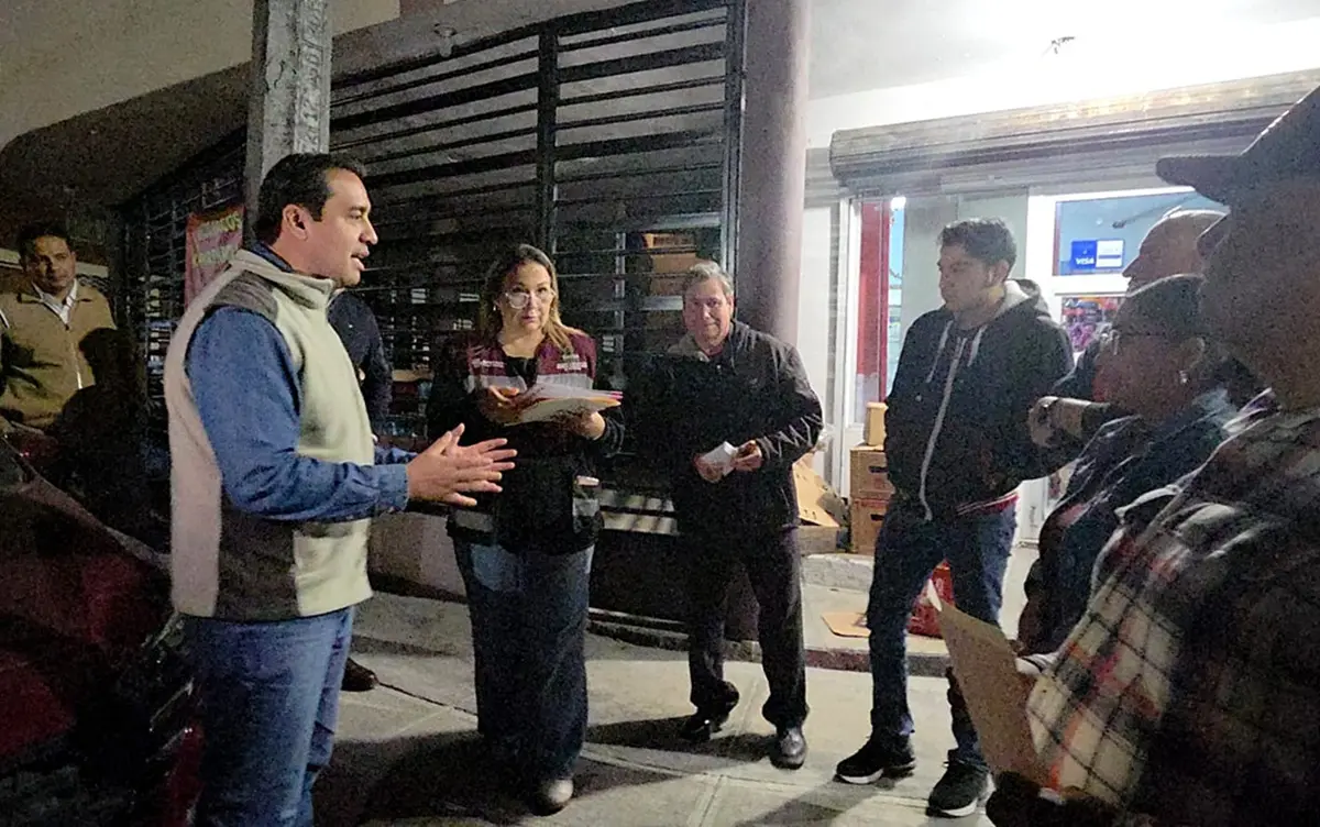 El alcalde de Santa Catarina, Jesús Nava, dialoga con vecinos de la colonia Zimix durante la entrega de apoyos económicos a los afectados por el incendio. Foto: Gobierno de Santa Catarina
