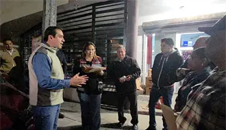 Jesús Nava logra apoyo de empresarios para afectados por incendio en la colonia Zimix