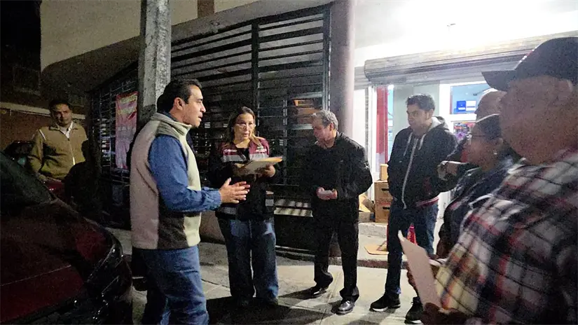 imagen recuadro El alcalde de Santa Catarina, Jesús Nava, destacó los apoyos económicos a los afectados por el incendio en la colonia Zimix para que salgan adelante. Foto: Gobierno de Santa Catarina