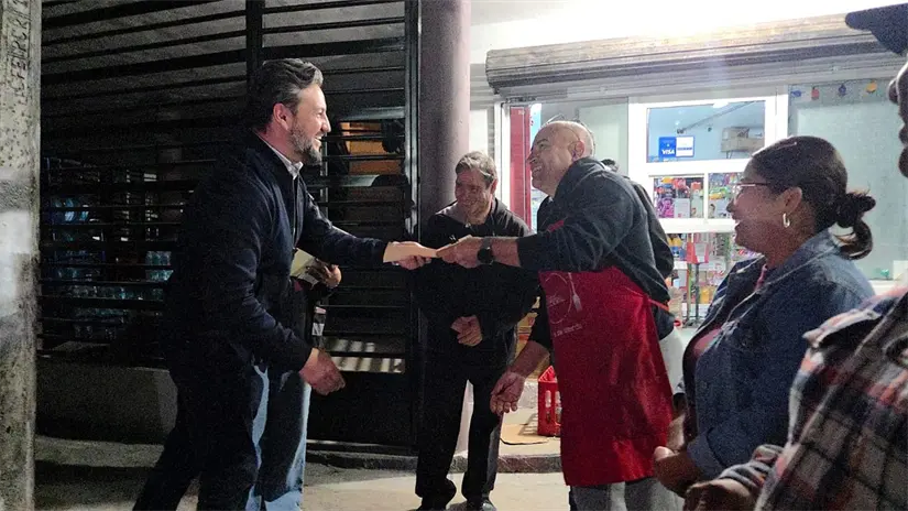 imagen recuadro Empresarios escuchan a los vecinos afectados por el incendio en la colonia Zimix durante la entrega de apoyos económicos. Foto: Gobierno de Santa Catarina