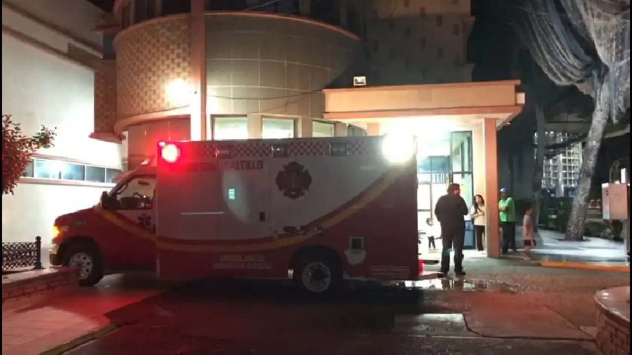 Paramédicos de la Cruz Roja arribaron al lugar para atender al joven, quien presentaba una herida en el tórax y otra más en una pierna./Foto: Hospital Universitario de Saltillo