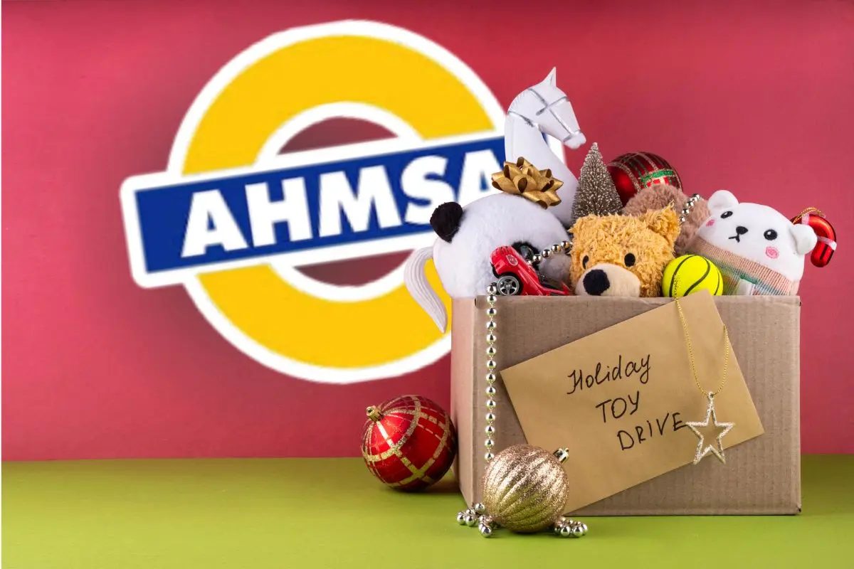 Caja con juguetes representa la colecta para ex trabajadores de AHMSA / Foto: AHMSA | Canva