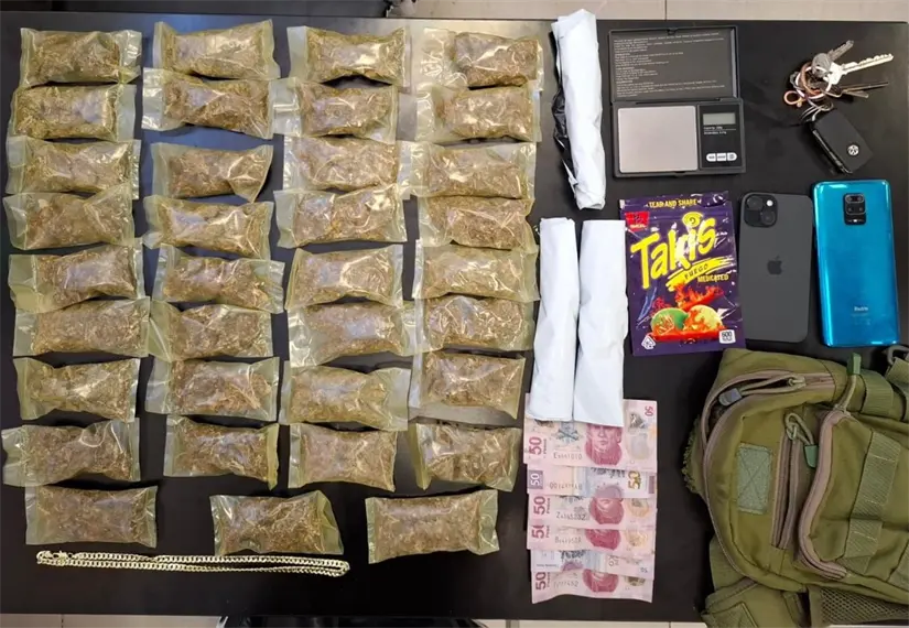 Bolsas con marihuana, báscula, teléfonos celulares y dinero en efectivo es lo que incautaron las autoridades a los jóvenes detenidos. Foto: Policía de San Nicolás.