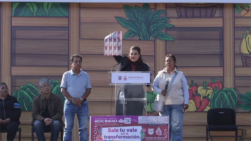 imagen recuadro Jefa de gobierno de la CDMX, Clara Brugada en la entrega de vales del Mercomuna.| Gobierno de México