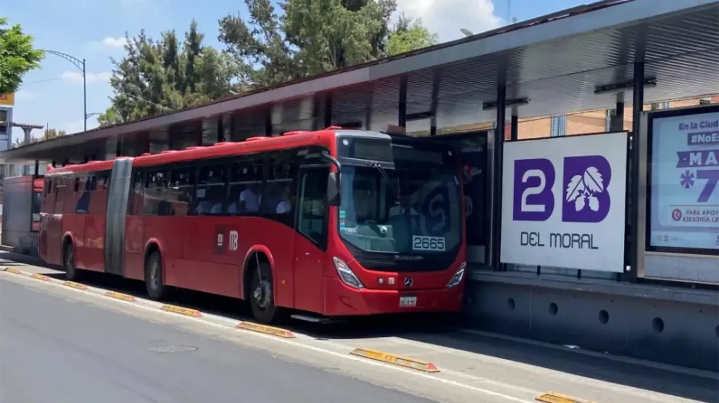 Estación del Moral en el Metrobús de CDMX. Foto: X @MetrobusCDMX | Canva