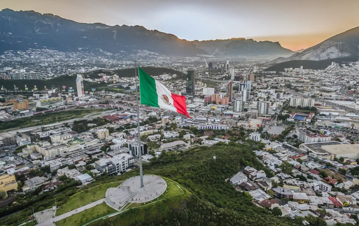 El Mirador Asta Bandera del Obispado ofrece vistas espectaculares de la ciudad de Monterrey que no te puedes perder. Foto: Nuevo León Travel