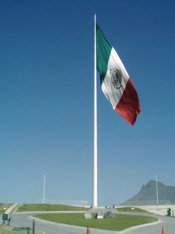 imagen recuadro El Asta Bandera del Obispado pesa 120 toneladas y mide 100 metros de altura; la bandera de México mide 50 por 30 metros y pesa 250 kilogramos. Foto: Wikipedia