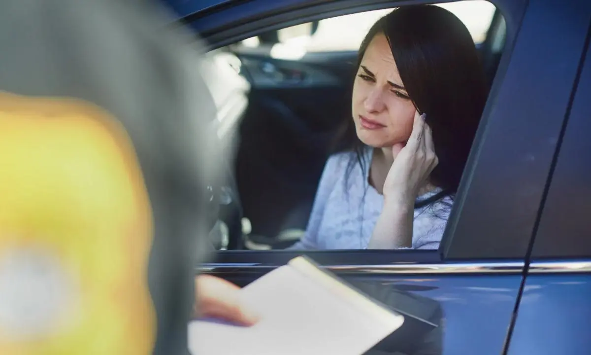 Los conductores deben evitar estacionarse en doble fila o en zonas prohibidas para esquivar sanciones. Foto: Canva