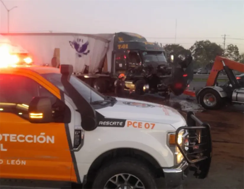 Aunque el percance fue aparatoso, no dejó personas lesionadas. Foto: Protección Civil de Nuevo León.