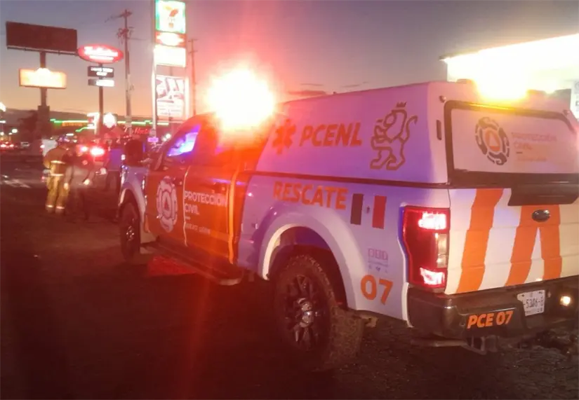 Elementos de Protección Civil de Nuevo León atendiendo el accidente que se dio en el boulevard Miguel de la Madrid. Foto: Protección Civil de Nuevo León.