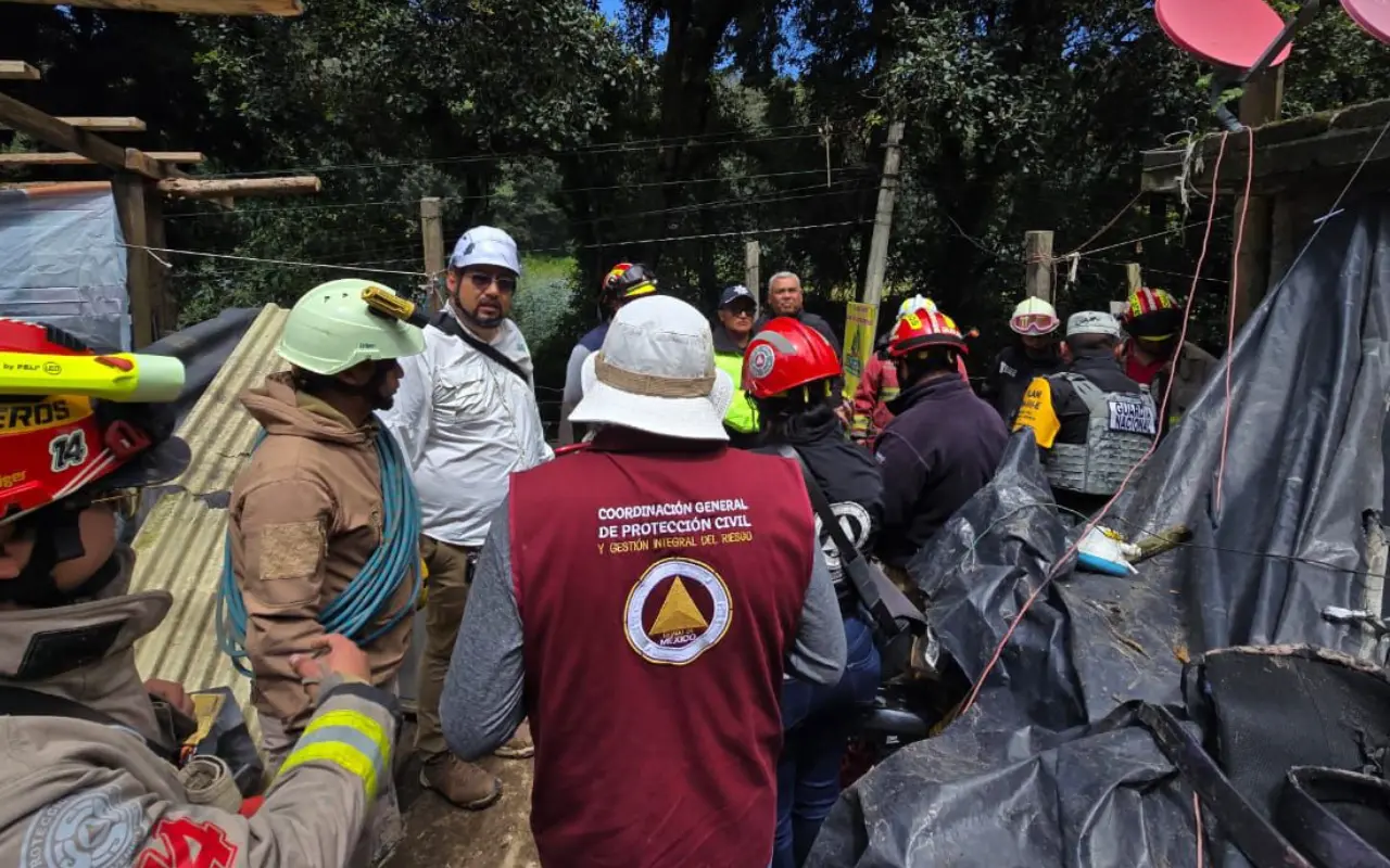 El Gobierno del Estado de México entregó vales y materiales de construcción a las 10 familias de Amecameca reubicadas. Foto: Especial