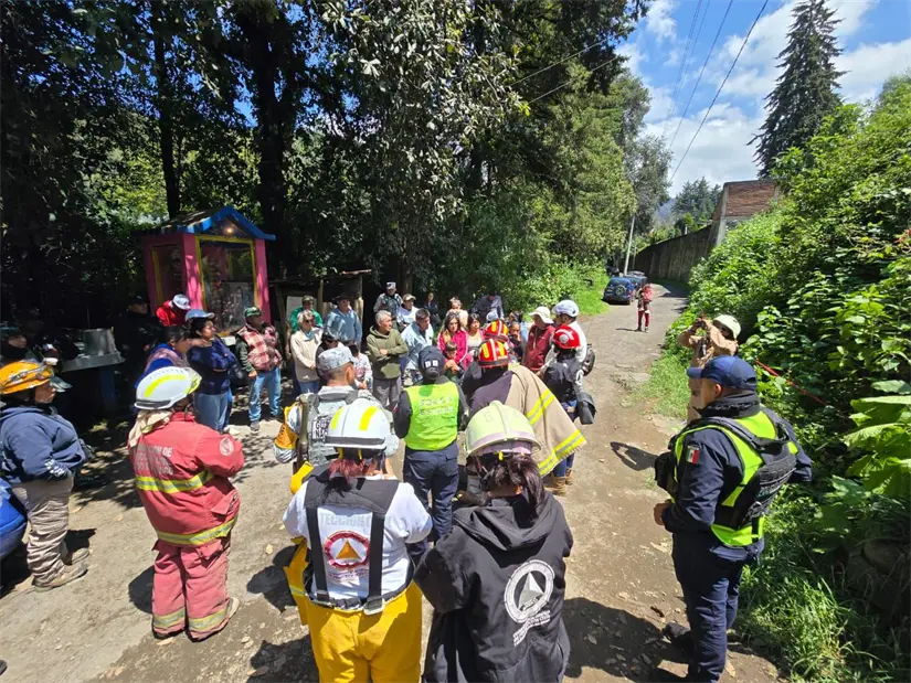 imagen recuadro Protección Civil reubicando a familias en Amecameca. Foto: Especial