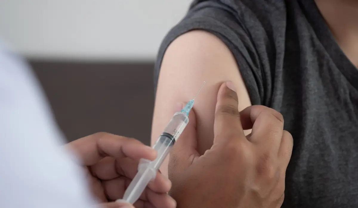 Persona siendo vacunada. Foto: Canva