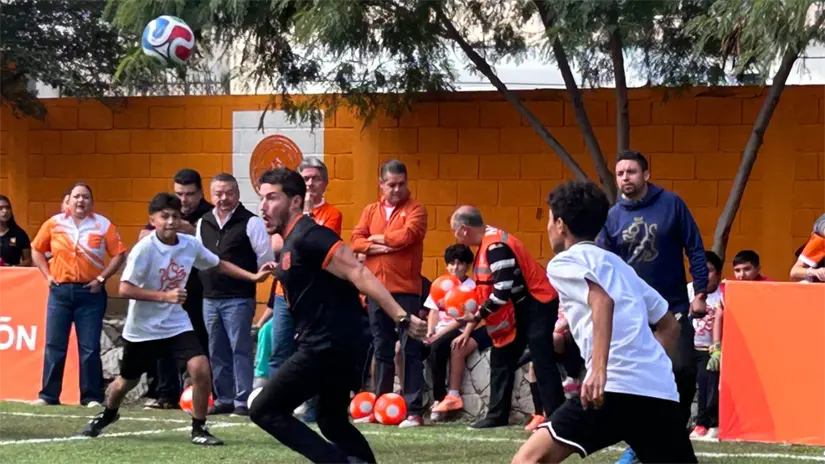 imagen recuadro El gobernador de echó una cascarita/Foto: Rosy Sandoval