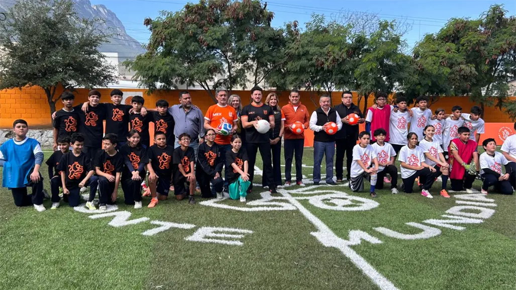 Samuel García inaugura la cancha 372 del Mundialito Escolar