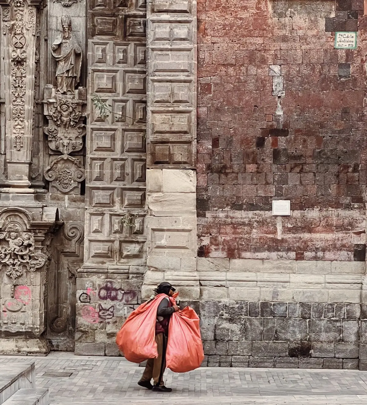 imagen recuadro La plaza de la Santísima está enfrente del Templo de la Santísima Trinidad. Foto: X @elsermot