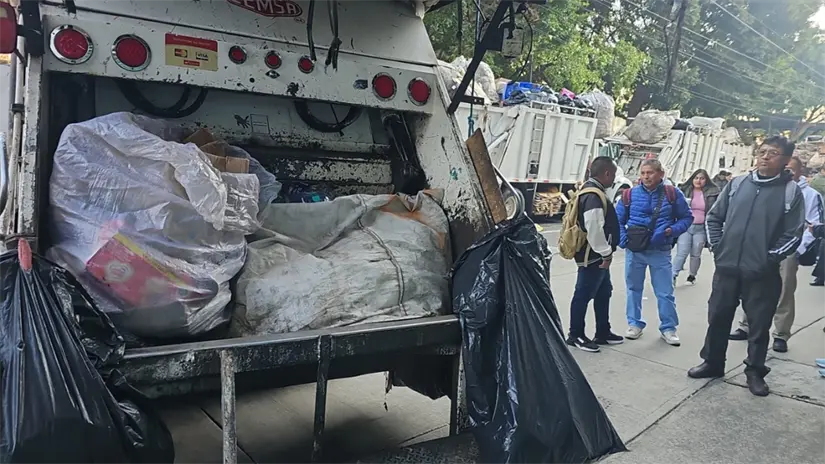 Trabajadores de limpieza protestan con camiones de basura en CDMX | Foto: Ramón Ramírez