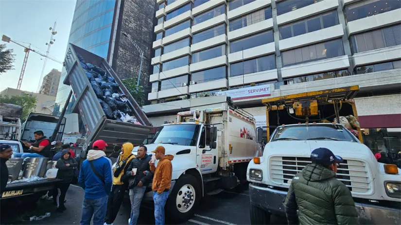 Trabajadores de limpieza protestan y queman basura en CDMX  afuera de la Dirección General de Administración de Personal y Desarrollo Administrativo| Foto: Ramón Ramírez