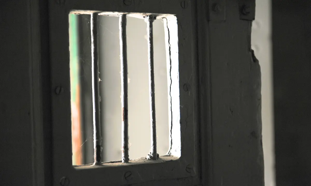 El sujeto tiene prohibido acercarse a sus padres, así como al lugar de los hechos Foto: Canva