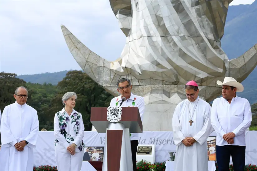 imagen recuadro Américo Villarreal Anaya, gobernador de Tamaulipas, durante la entrega de la monumental escultura. Foto: Gobierno Tamaulipas