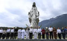 Virgen de la Misericordia es estregada por Américo y María de Villarreal en El Chorrito en Tamaulipas Virgen de la Misericordia es estregada por Américo y María de Villarreal en El Chorrito en Tamaulipas