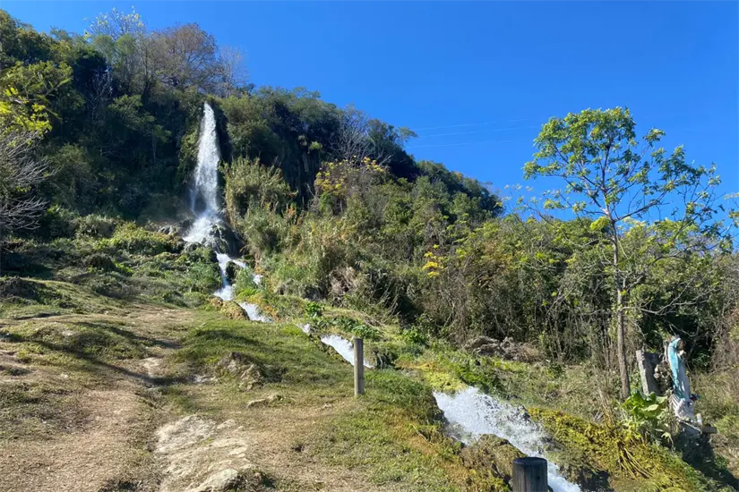 imagen recuadro La Virgen de la Misericordia se ubica en El Chorrito, un poblado en el municipio de Hidalgo, enclavado en la Sierra Madre. Foto: Carlos García