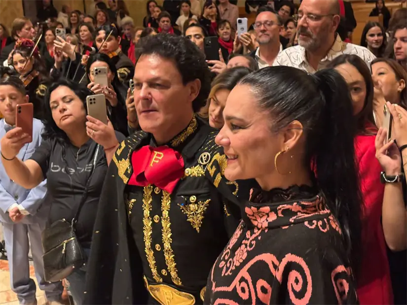 El cantante Pedrito Fernández le trajo serenata a la Virgen de Guadalupe. Foto: POSTA.