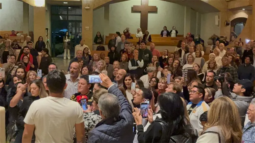 El cantante Pedrito Fernández le trajo serenata a la Virgen de Guadalupe. Foto: POSTA.