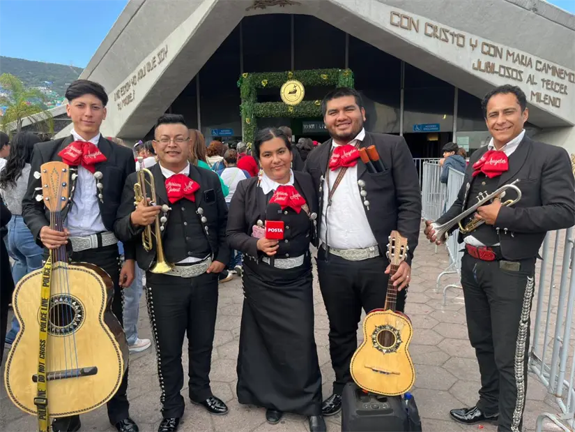imagen recuadro Mariachi al exterior de la Basílica de Guadalupe Foto: POSTAMX